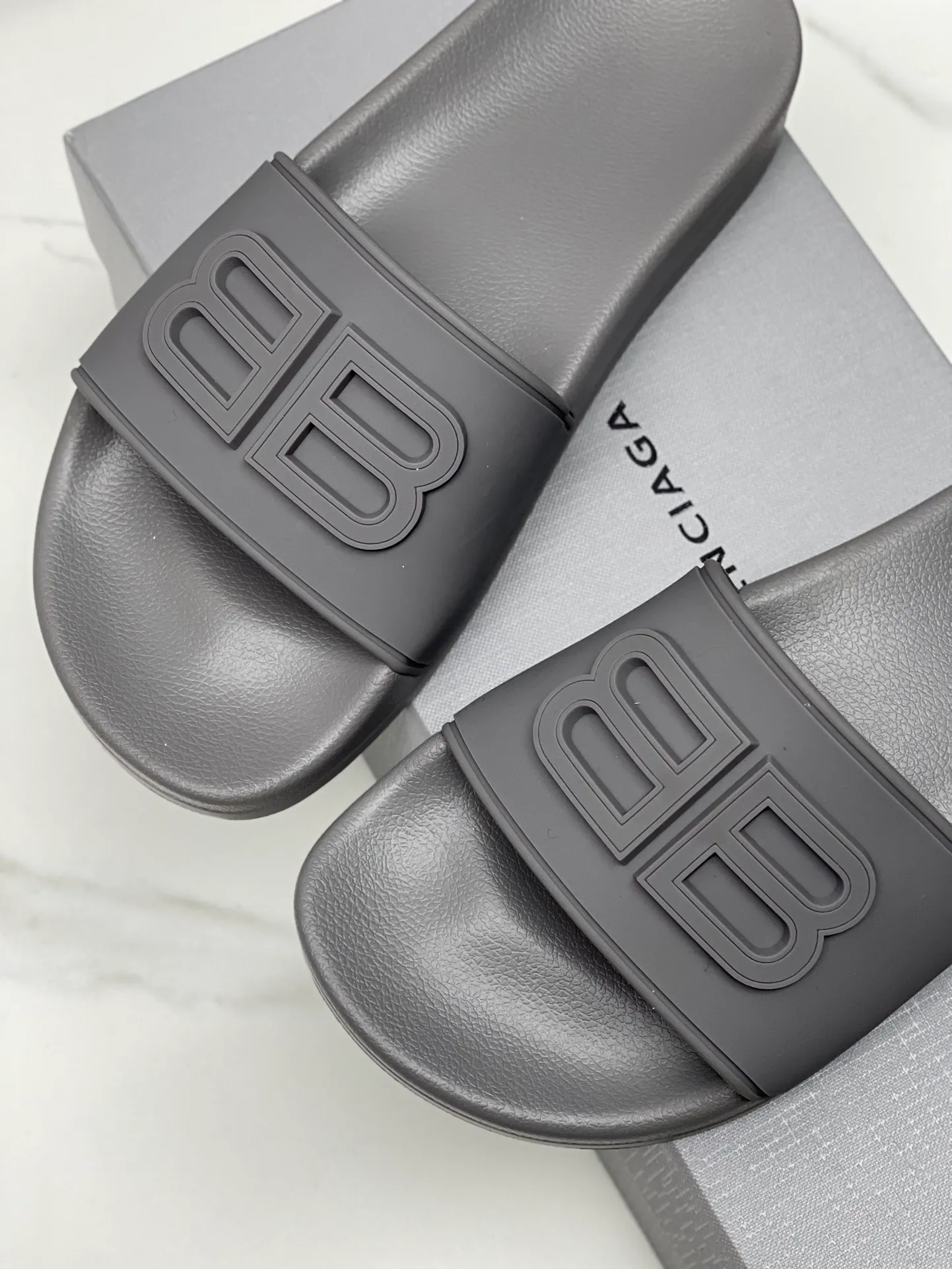 👟👟Ex-factory price 240👟👟 Women's Shoes Women's Clothing Balenciaga 2023 trendy slippers!  Balenciaga Political Campaign Latest Abrasive Development!  A favorite of European and American ladies, celebrities, and Internet celebrity girls. Exquisite uppers are hand-sewn and threaded. They are fluffy and soft, skin-friendly and soft, a must-have for summer. Fashionable but not overly ostentatious. Original natural rubber non-slip and wear-resistant sole. Size 35-40, 39-45 matching counter latest original packaging.